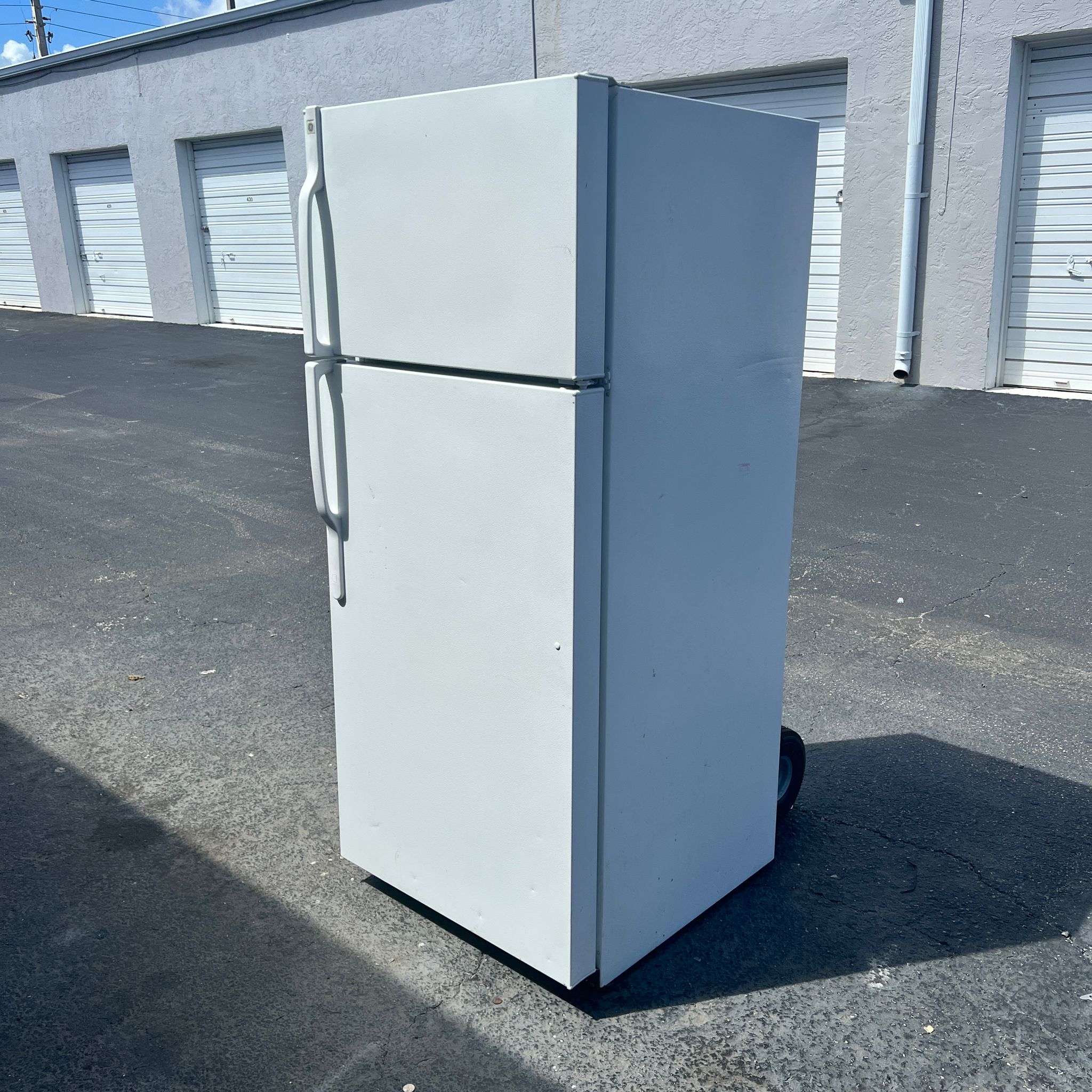 GE Top and Bottom Refrigerator GE Top and Bottom Refrigerator